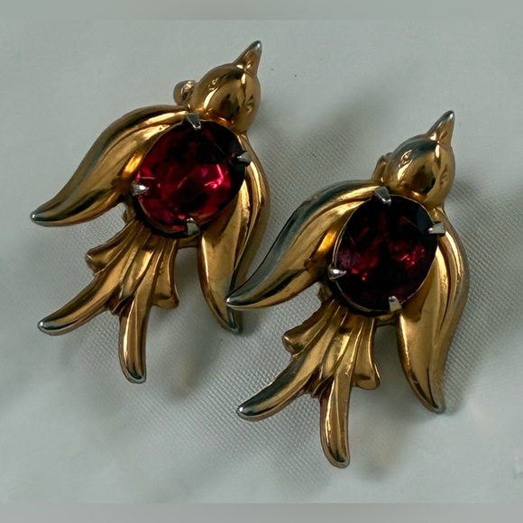 1940S CORO BIRD BROOCH SET RED STONE JELLY BELLY VINTAGE GOLD TONE - Picture 2 of 11